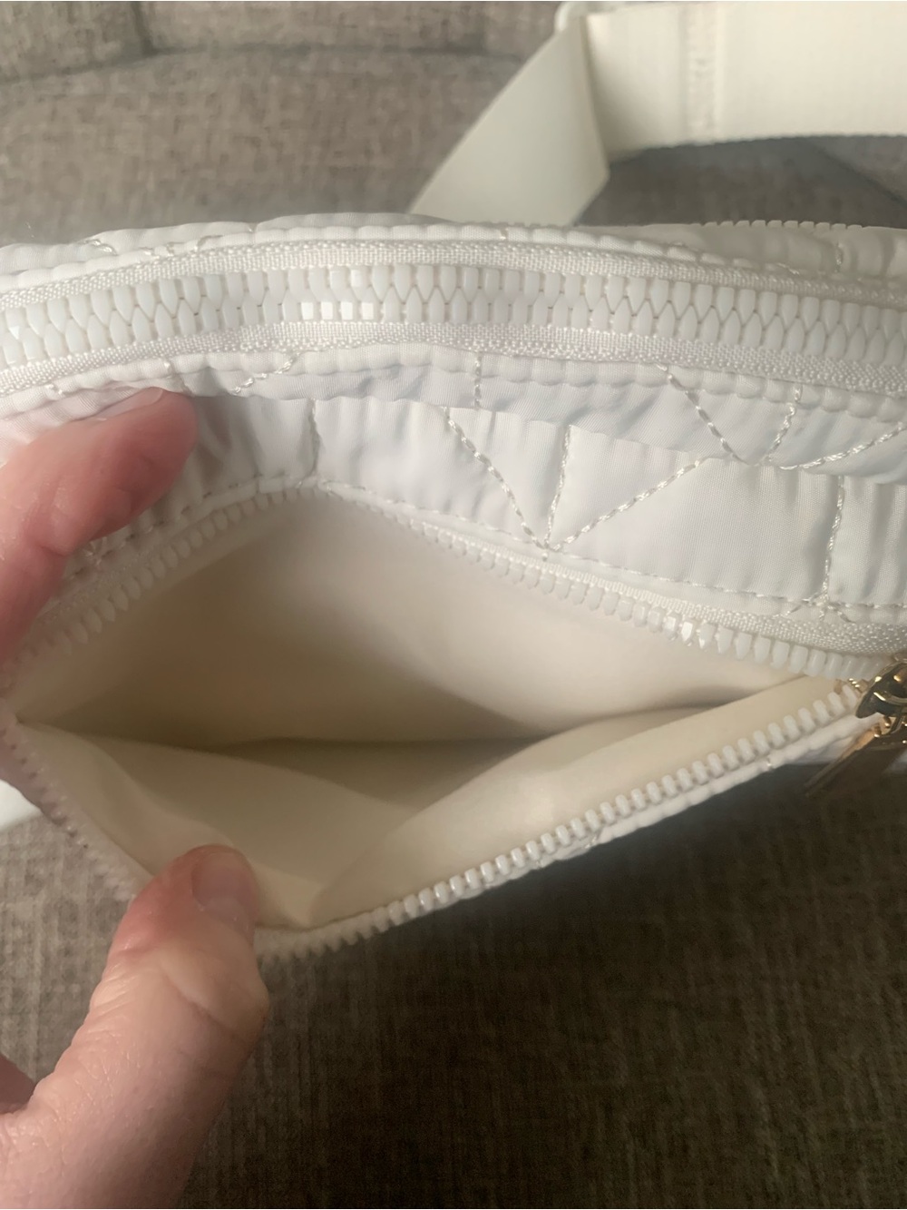 New with tags! House of Harlow 1960 White Quilted Crossbody Hip Bag - Picture 14 of 15